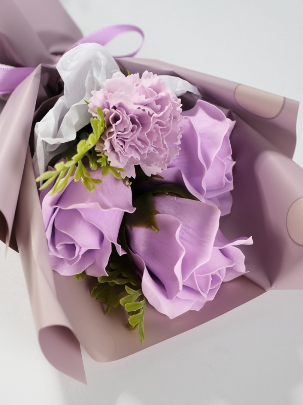 Букет из мыльных лепестков "Три розы и гвоздика" сиреневый 7,5х13,5х20 см