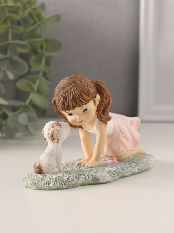 Сувенир полистоун Сувенир полистоун "Малышка играет с щеночком на лужайке" розовый 12х5х7,5 см