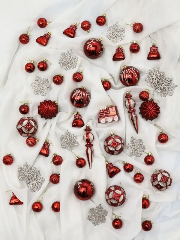 Набор украшений пластик 60 шт Набор украшений пластик 60 шт "Зима в подарках" красный