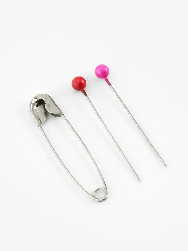 Швейный набор, 42 предмета, в футляре, 12&times;12&times;3 см, чёрный