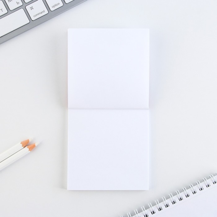 Подарочный набор: блокнот-раскраска и восковые мелки «Крутому гонщику» Подарочный набор: блокнот-раскраска и восковые мелки «Крутому гонщику»