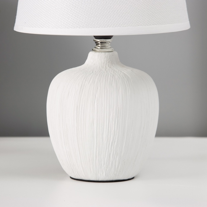 Настольная лампа с абажуром RISALUX «Сандра», Е14, 40 Вт, белый, 18×18×33.5 см Настольная лампа с абажуром RISALUX «Сандра», Е14, 40 Вт, белый, 18×18×33.5 см