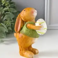 Сувенир полистоун "Зайчик в зелёной маечке с пасхальным яичком в лапках" 5,5х6,5х13 см