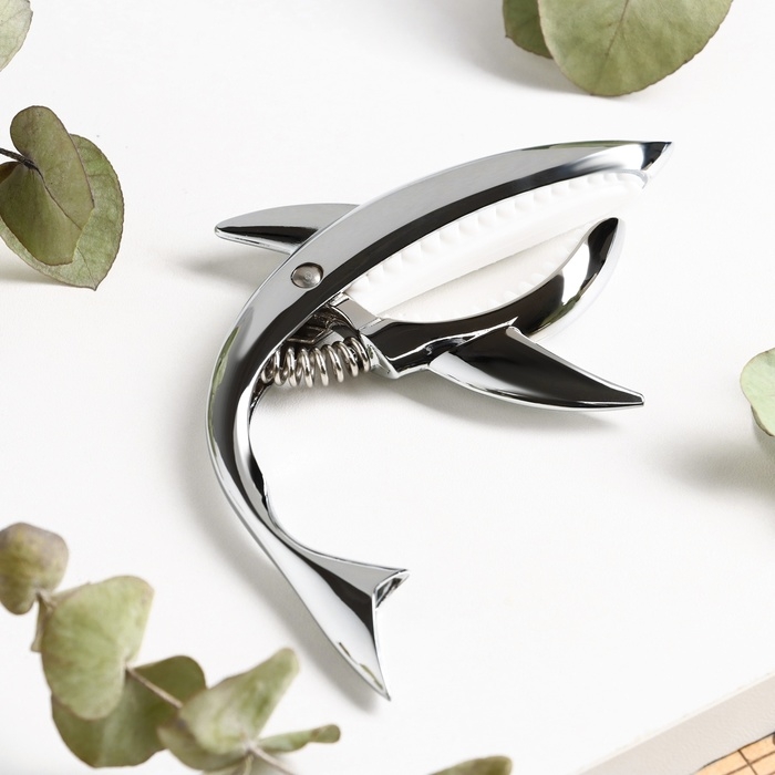 Каподастр для гитары Music Life Акула, серебристый Каподастр для гитары Music Life Акула, серебристый