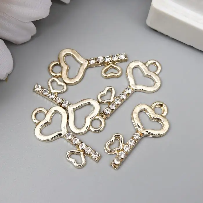 Металлический элемент, декоративная подвеска «Арт Узор. Ключик с сердечками», золото, стразы, 2.5×1.2 см