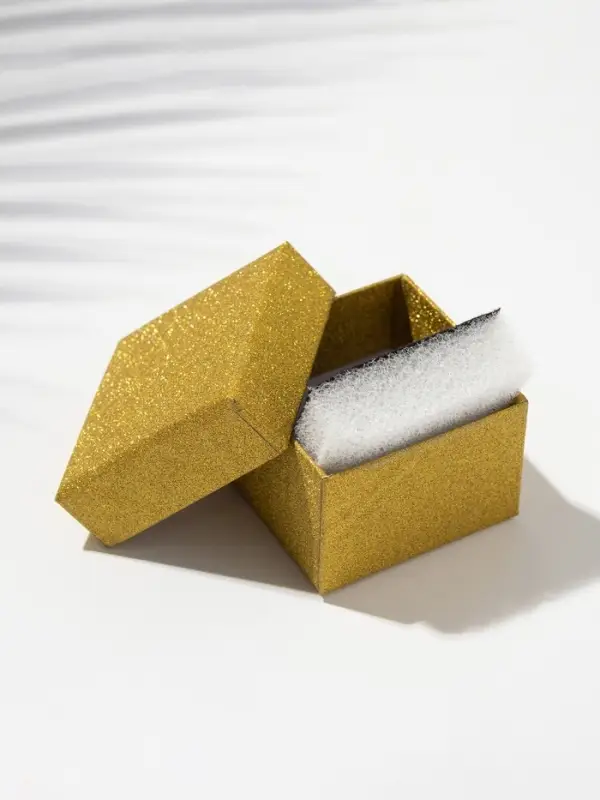 Коробочка подарочная под кольцо, серьги &laquo;Блеск&raquo;, 5&times;5 см, (полезная часть 4.5&times;4.5 см), вставка чёрная, цвет золото