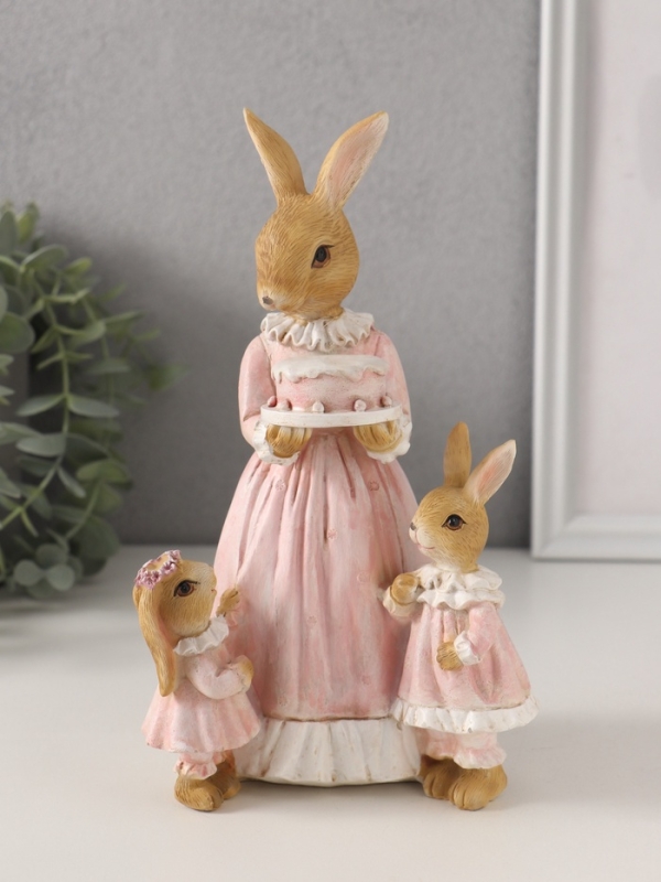 Сувенир полистоун Сувенир полистоун "Мама зайка с дочками - именнинный торт" розовый 12,5х9,5х20,5 см