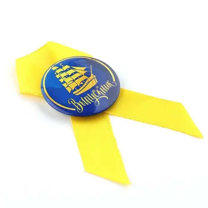 Значок с лентой на Выпускной «Выпускник», d = 4,5 см Значок с лентой на Выпускной «Выпускник», d = 4,5 см