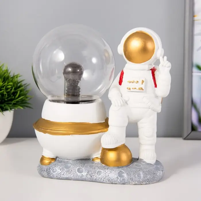 Плазменный шар "Космонавт" белый 14х10х19 см RISALUX Плазменный шар "Космонавт" белый 14х10х19 см RISALUX