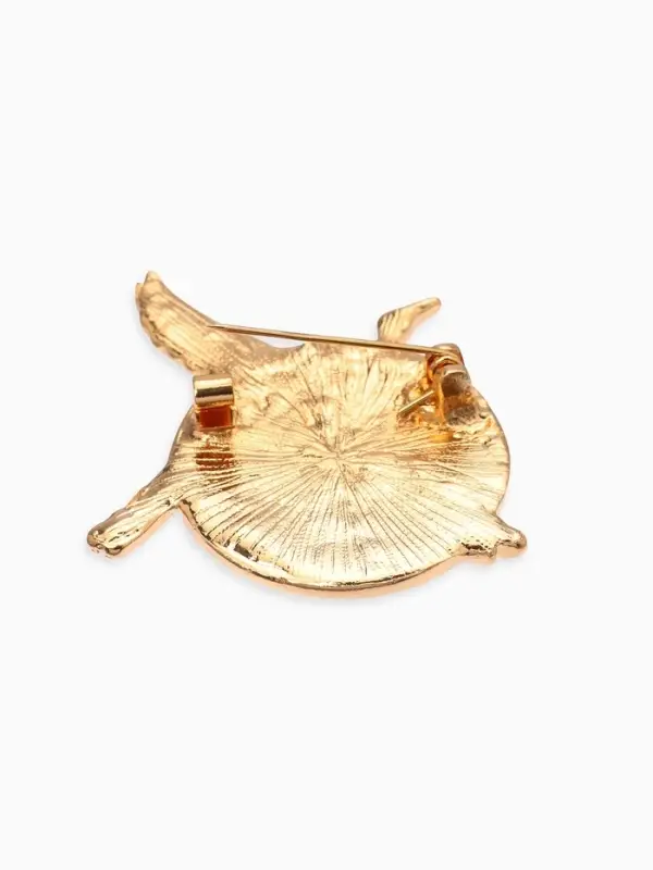 Брошь &laquo;Журавль&raquo;, парящий над морем, цветная в золоте