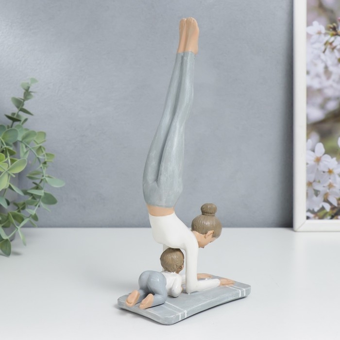 Сувенир полистоун  Сувенир полистоун "Мама в стойке на предплечьях, с малышом" бело-серый 24х6,5х11 см