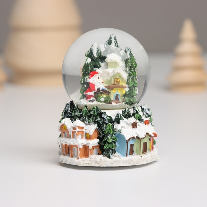 Сувенир полистоун водяной шар свет Сувенир полистоун водяной шар свет "Дед Мороз и заснеженный домик" МИКС 5х5х7,2 см