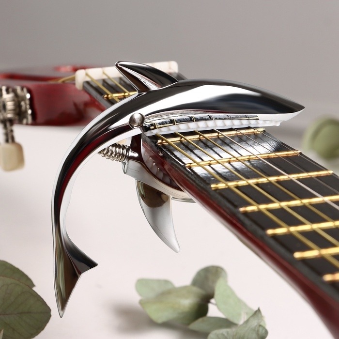 Каподастр для гитары Music Life Акула, серебристый Каподастр для гитары Music Life Акула, серебристый