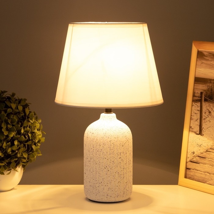 Лампа настольная Лампа настольная "Беатрис" 1х40Вт Е14 белый 22х22х36см