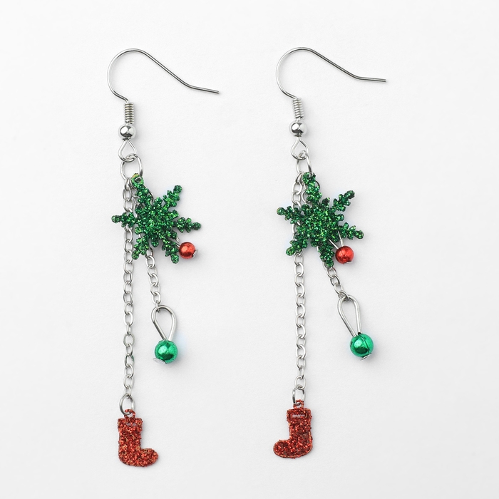 Новый год! Серьги «Новогодние» висячие, снежинка на цепочке, цвет красно-зелёный в серебре Новый год! Серьги «Новогодние» висячие, снежинка на цепочке, цвет красно-зелёный в серебре