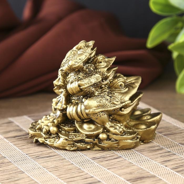 Нэцке полистоун под бронзу Нэцке полистоун под бронзу "Три жабы - пирамида" 7х8,8х6,3 см