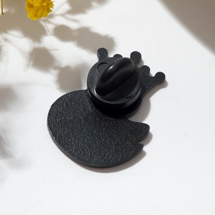 Значок «Утка» в короне, цвет жёлто-белый в чёрном металле Значок «Утка» в короне, цвет жёлто-белый в чёрном металле