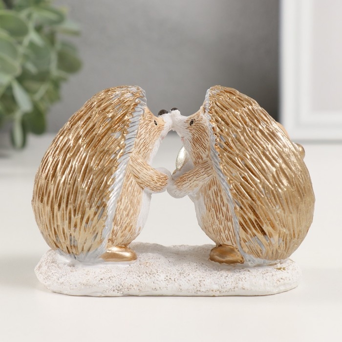 Сувенир полистоун  Сувенир полистоун "Влюбленные ёжики нашли друг друга" 10,5х5,5х7,5 см
