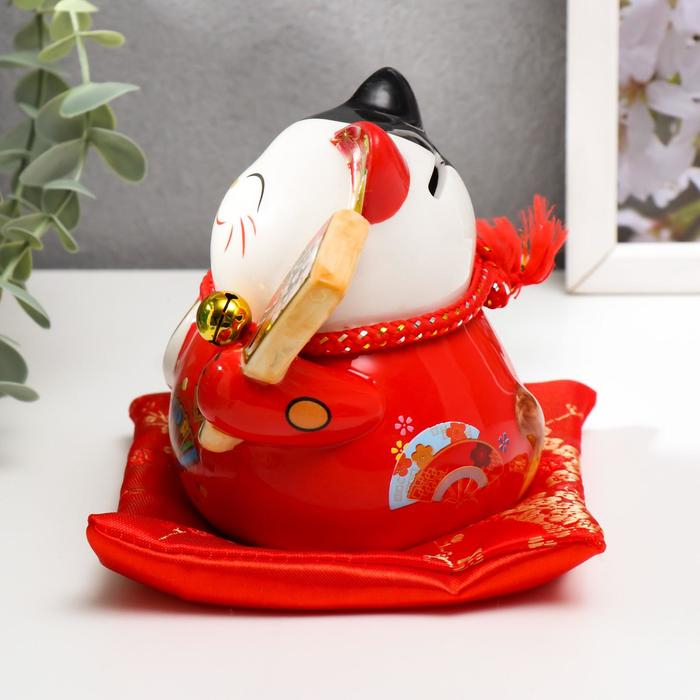 Копилка керамика "Манэки-нэко красный с опахалом" 11х10,5х9,5 см