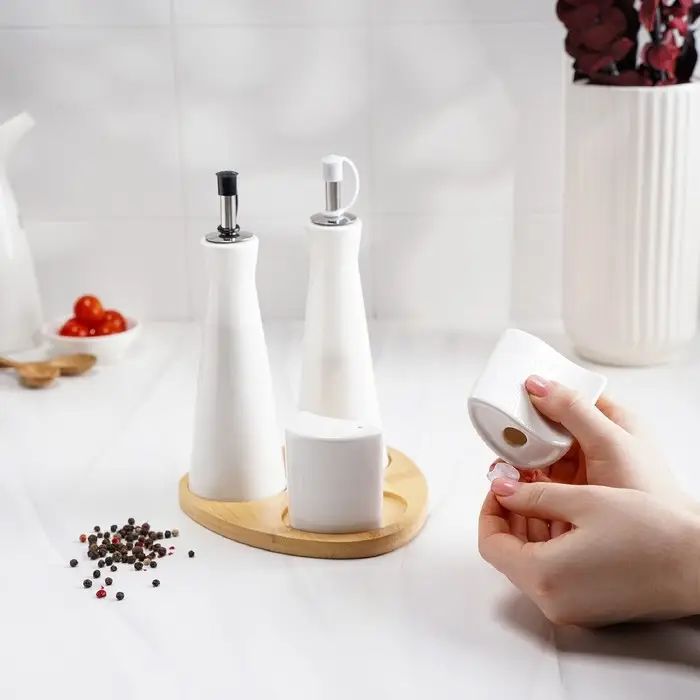 Набор фарфоровый для специй на деревянной подставке Доляна &laquo;Эстет&raquo;, 4 предмета: солонка 100 мл, перечница 100 мл, 2 соусника 200 мл, цвет белый