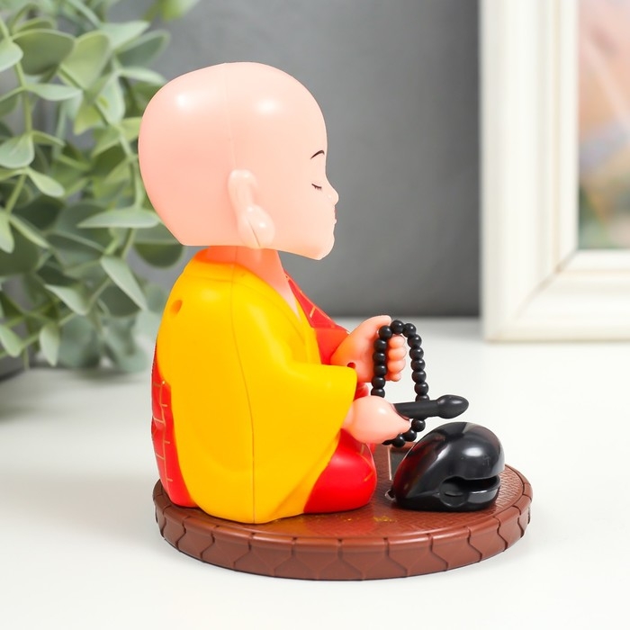 Маятник пластик от солнечной батареи "Маленький будда с чётками" 11х8,5х8,5 см