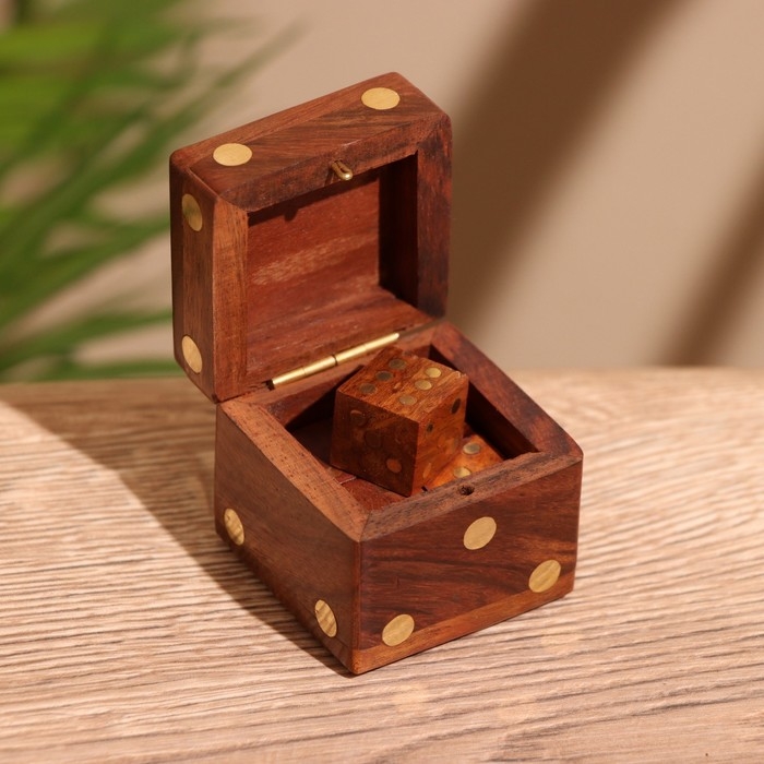 Кубики игральные в шкатулке 4,5х4,5х4,5 см, дерево шишам Кубики игральные в шкатулке 4,5х4,5х4,5 см, дерево шишам