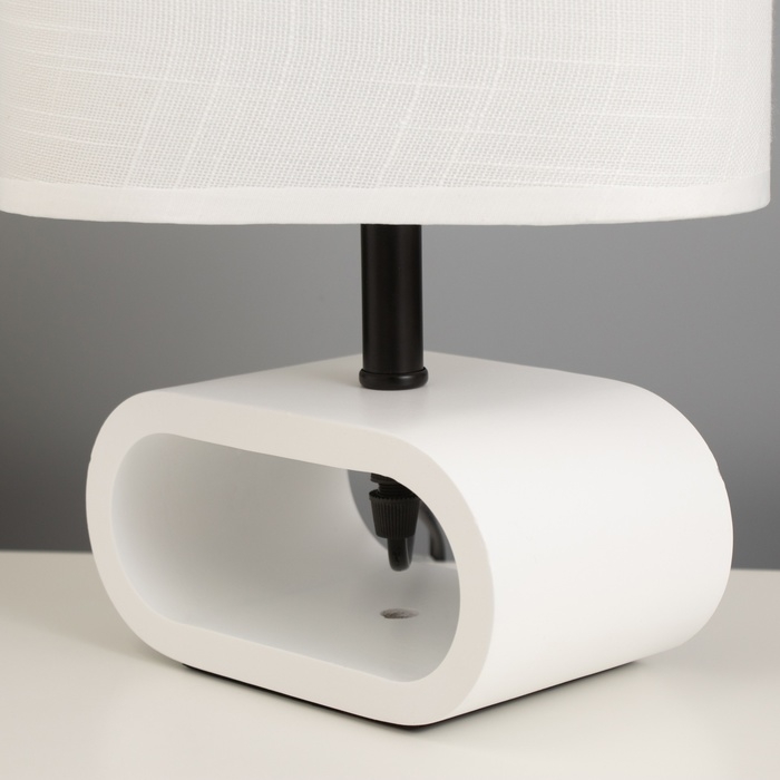 Лампа настольная Лампа настольная "Лилит" 1х40Вт Е27 белый 11,5х20х30см