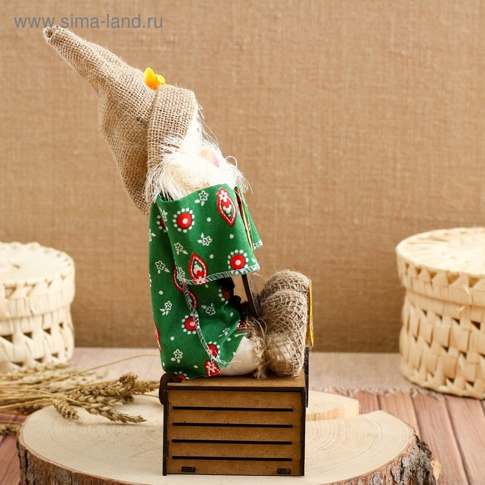 Оберег-домовой Оберег-домовой "Славуся в льняном колпаке, на сундуке с рублем", 34х23х19 см, микс