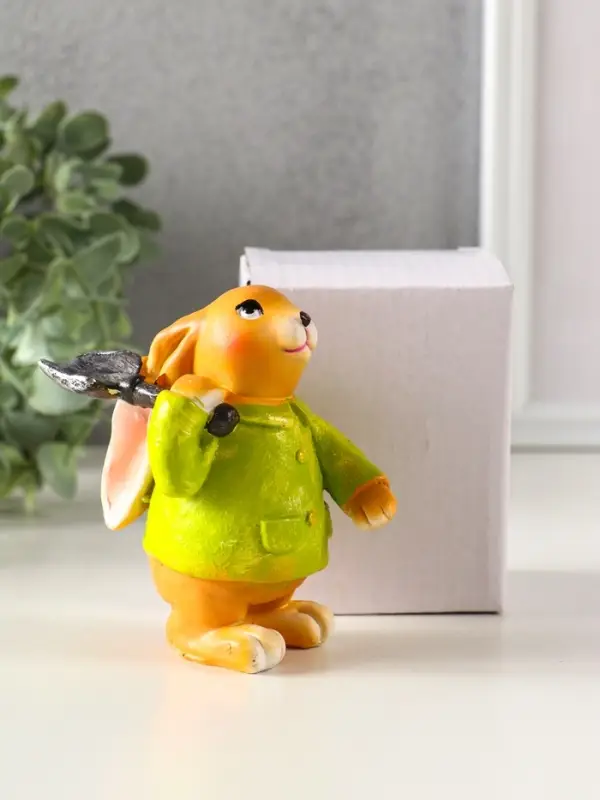 Сувенир полистоун  Сувенир полистоун "Зайчик с лопатой, в зелёном пальто" 6х7,5х9,5 см