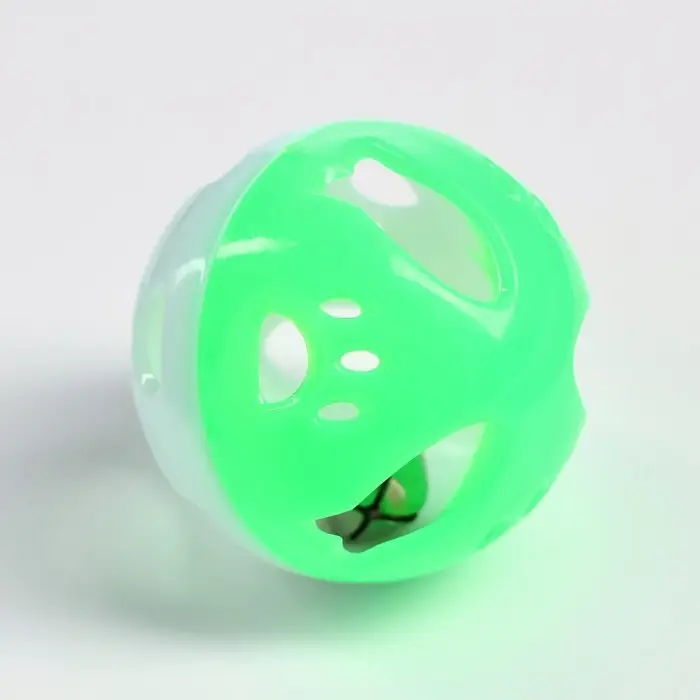 Шарик для кошек с бубенчиком  Шарик для кошек с бубенчиком "Рыбки и лапки", 3,8 см, белый/зелёный