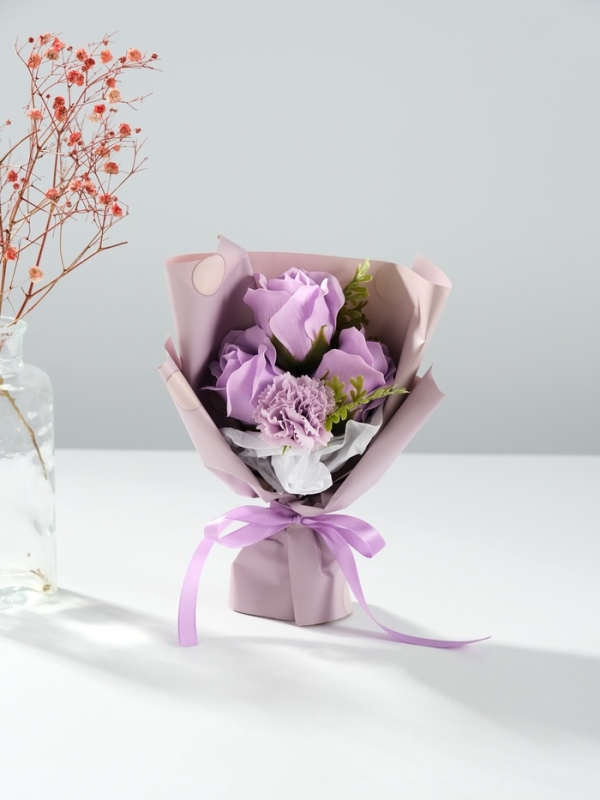 Букет из мыльных лепестков "Три розы и гвоздика" сиреневый 7,5х13,5х20 см