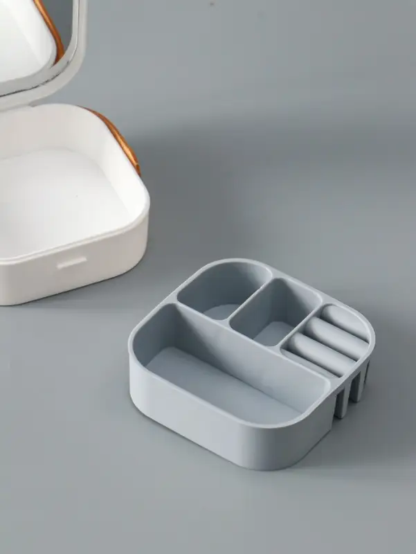 Шкатулка пластик для украшений с зеркалом, с ручкой 3 ячейки, 3 полосы, белый 9х9х3,8 см