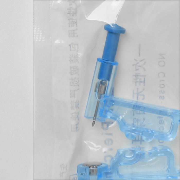 Пистолет одноразовый для пирсинга, серьга в комплекте «Классика», цвет белый в серебре Пистолет одноразовый для пирсинга, серьга в комплекте «Классика», цвет белый в серебре