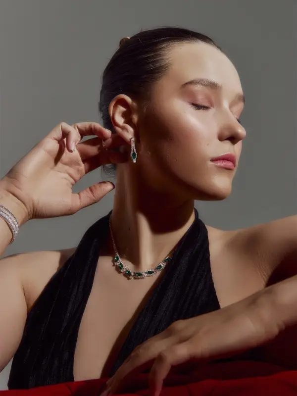 Набор 2 предмета: серьги, колье &laquo;Листопад&raquo;, утончённый ромб, цвет бело-изумрудный в серебре, 32 см