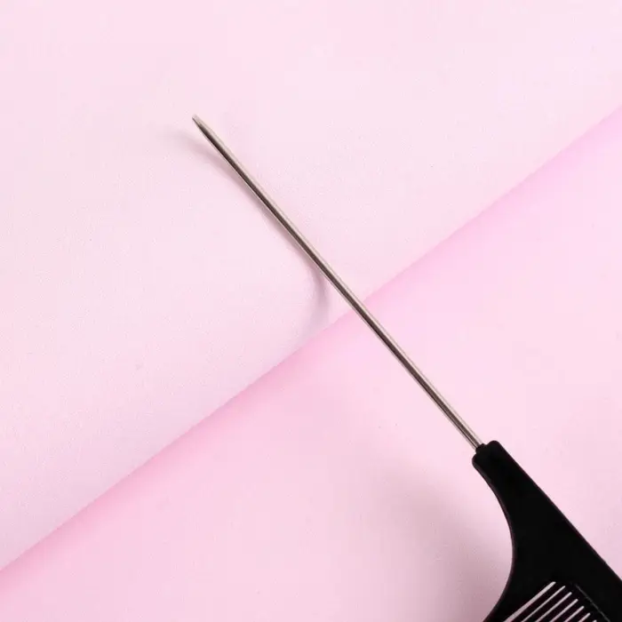 Расчёска с металлическим хвостиком, 20(±1) × 2.5 см, чёрная