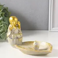 Подставка под благовония полистоун "Маленький послушник и лист" беж с патиной 18х10х10,5 см    10964