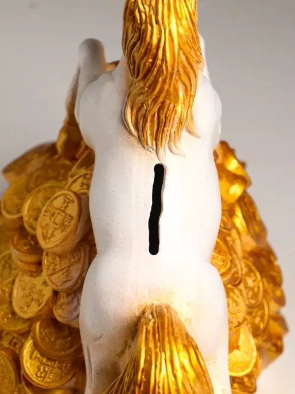 Копилка "Конь на деньгах" 20х20х13 см, белый с золотом