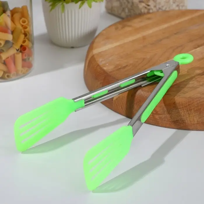 Щипцы кулинарные Доляна «Лопатка», 25×5 см, цвет зелёный Щипцы кулинарные Доляна «Лопатка», 25×5 см, цвет зелёный