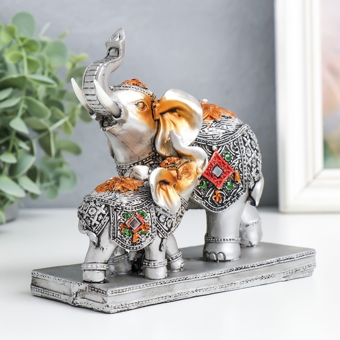Сувенир полистоун Сувенир полистоун "Слониха со слонёнком в попоне с ромбом" серебро 14х6,3х13,5 см