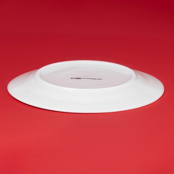 Тарелка новогодняя Доляна &laquo;Московский мишка&raquo;, d=20,5 см, фарфор, цвет белый