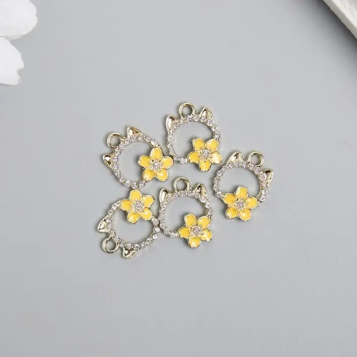 Декор для творчества металл, эмаль, стразы "Кошечка с жёлтым цветком" золото 1,2х1,7 см