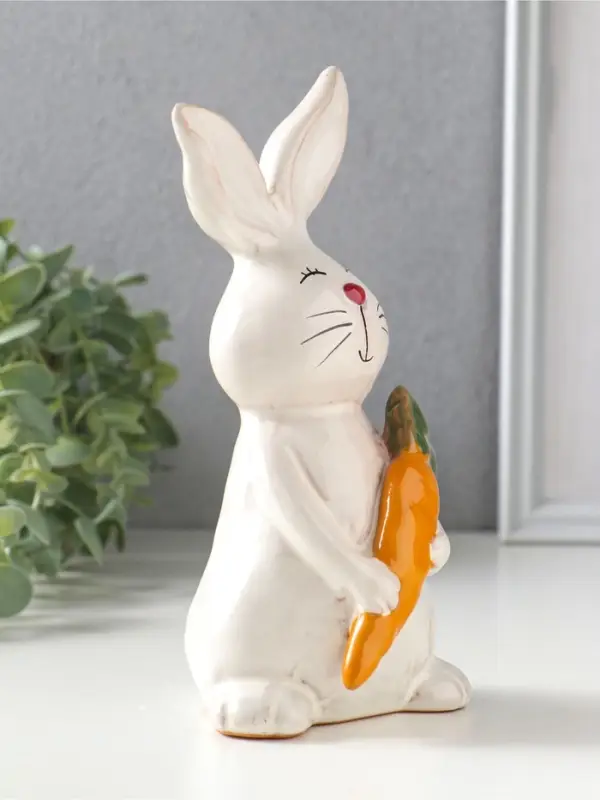 Сувенир керамика "Зайчик с оранжевой морковкой" 9,7х8,5х18,7 см