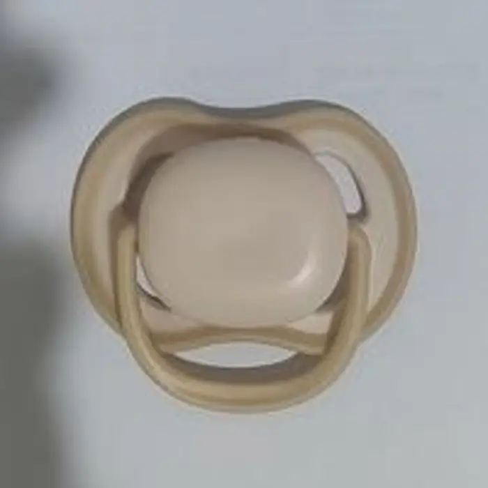 Соска - пустышка ортодонтическая бежевая в контейнере, силикон, +6мес