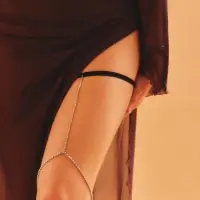 Бодичейн на бедро со стразами, белая в серебре