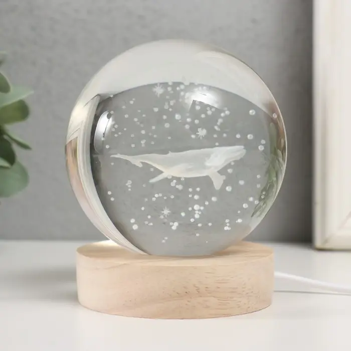 Световая фигурка стекло &laquo;Шар. Кит&raquo;, d=8 см, подставка дерево, USB, 8&times;8&times;9.5 см