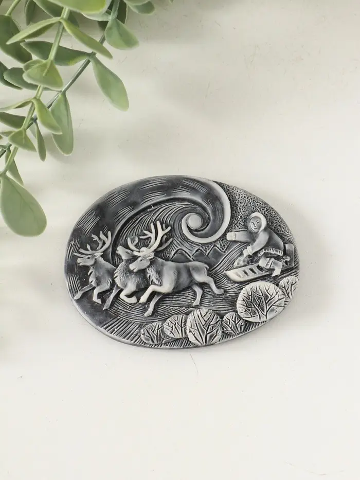 Магнит "Погонщик оленей на фоне северного сияния (барельеф)" 6 см