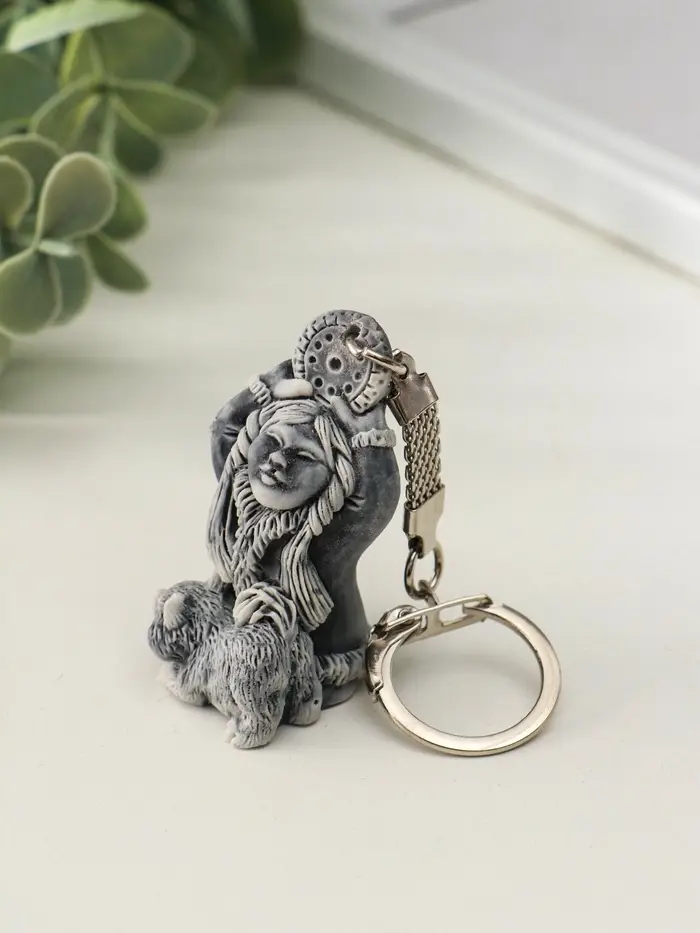 Брелок "Девочка со щенком и бубном маленькая" 4,8 см