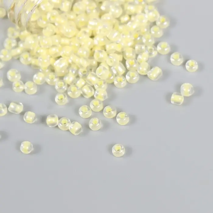 Бисер 8/0 в бутылочке  Бисер 8/0 в бутылочке "Полупрозрачный с цв.серединой. Пудра" светится под УФ 20 гр 6х2х2 см