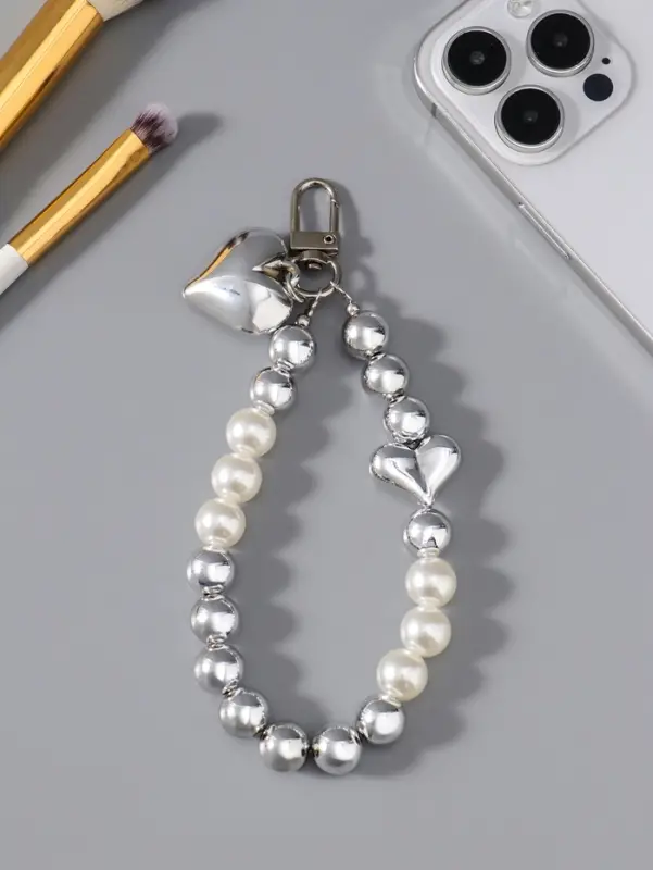 Брелок на карабине "Жемчужная нить с сердцем" серебристо-белый 11х3х1 см