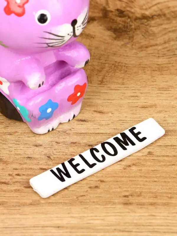 Сувенир  Сувенир "Кот с табличкой WELCOME" дерево 8х5х10 см, цв. сиреневый